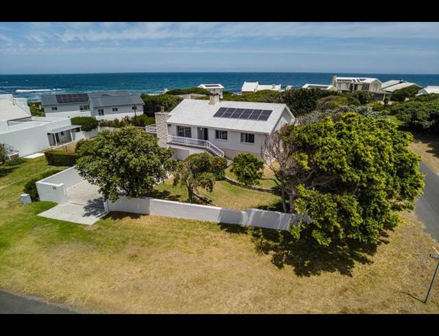 4 BEDROOM HOUSE FOR SALE IN SANDBAAI